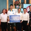 Phó Chủ tịch Ủy ban Nhân dân tỉnh Hà Giang Trần Đức Quý trao thưởng cho em Hoàng Tuấn Dũng. (Ảnh: Minh Tâm/TTXVN)