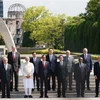 Trưởng đoàn các nước khách mời chụp ảnh chung trước Đài tưởng niệm Nạn nhân Vụ nổ bom nguyên tử tại Công viên Tưởng niệm hòa bình Hiroshima. (Ảnh: Dương Giang/TTXVN)