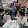 Người dân thanh toán tiền hàng sau khi mua sắm tại Co.opmart Hà Đông (Hà Nội). (Ảnh minh họa: Trần Việt/TTXVN)