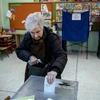 Cử tri bỏ phiếu trong cuộc tổng tuyển cử tại Athens (Hy Lạp) ngày 21/5/2023. (Ảnh: AFP/TTXVN)