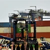 Bốc dỡ container hàng hóa tại cảng Botany ở Sydney (Australia). (Ảnh: AFP/TTXVN)