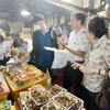 Đoàn Kiểm tra Ban Quản lý an toàn thực phẩm Thành phố Hồ Chí Minh kiểm tra rau củ quả tại chợ đầu mối nông sản Thủ Đức. (Ảnh: TTXVN phát)