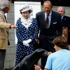Nữ hoàng và Công tước xứ Edinburgh xem một con sư tử biển được cho ăn tại Viện Hải dương học ở San Diego, trong chuyến đi tới California năm 1983. (Nguồn: Getty Images/The Guardian)