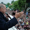 Tổng thống Thổ Nhĩ Kỳ Recep Tayyip Erdogan (phải) phát biểu trước những người ủng hộ tại Istanbul, ngày 28/5/2023. (Ảnh: AFP/TTXVN)
