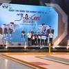 Ban Tổ chức trao giải Nhất cho đội Đại học Công nghiệp Hà Nội tại Vòng Chung kết cuộc thi Robocon Việt Nam 2023. (Ảnh: Công Luật/TTXVN)
