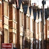 Một dãy nhà trên khu phố ở Oxford (Anh). (Ảnh: AFP/TTXVN)