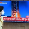 Truyền thông Hàn Quốc đưa tin về vụ phóng vật thể được Triều Tiên gọi là "vệ tinh không gian" từ làng Dongchang-ri (Triều Tiên), ngày 31/5/2023. (Ảnh: AFP/TTXVN)