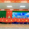Đại diện lãnh đạo tỉnh Thanh Hóa và báo Người lao động tặng cờ tổ quốc cho người dân. Ảnh: Trịnh Duy Hưng - TTXVN