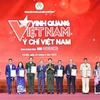 Trung tướng Nguyễn Văn Gấu - Ủy viên Trung ương Đảng, Phó chủ nhiệm Tổng cục Chính trị Quân đội Nhân dân Việt Nam trao biểu trưng vinh danh Vinh quang Việt Nam cho các cá nhân. (Ảnh: Minh Đức/TTXVN)