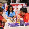 Nữ vận động viên Đoàn Thể thao Người Khuyết tật Việt Nam thi đấu môn Cờ vua. (Ảnh: Hoàng Minh/TTXVN)
