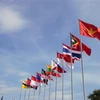 Quốc kỳ các nước tham dự ASEAN Para Games 12. (Ảnh: Hoàng Minh/TTXVN)