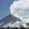 Tro bụi phun lên từ miệng núi lửa Mayon ở Legaspi, tỉnh Albay (Philippines), ngày 8/6/2023. (Ảnh: AFP/TTXVN)