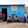 Phụ nữ và trẻ em tại Carabayllo, ngoại ô Lima (Peru). (Ảnh: AFP/TTXVN)