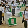 Các tình nguyện viên kiểm tra hòm phiếu và phiếu bầu trước cuộc tổng tuyển cử, tại Bangkok (Thái Lan), ngày 13/5/2023. (Ảnh: AFP/TTXVN)