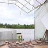 Căn nhà của người dân trong khu vực sạt lở tại ấp Tích Lộc, xã Tích Thiện, huyện Trà Ôn (tỉnh Vĩnh Long) đã bị rơi xuống sông khoảng 50%. (Ảnh: Lê Thúy Hằng/TTXVN)