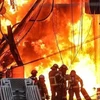 Lính cứu hỏa nỗ lực dập tắt đám cháy tại nhà máy tái chế ở Daegu, 237km về phía Nam thủ đô Seoul, ngày 15/6/2023. (Nguồn: The Korea Times)