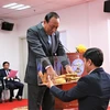 Chủ tịch Ủy ban Bầu cử Quốc gia Campuchia Prach Chan đảo các phong bì đựng lá phiếu ghi tên 18 chính đảng trong thùng phiếu trước khi tiến hành bốc thăm, hôm 29/5/2023. (Ảnh: Huỳnh Thảo/TTXVN)
