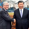 Chủ tịch Trung Quốc Tập Cận Bình (phải) gặp tỷ phủ Mỹ Bill Gates ngày 16/6/2023. (Nguồn: CNA/Ảnh chụp màn hình)