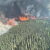 Khói bốc lên từ các đám cháy rừng ở British Columbia (Canada), ngày 9/6/2023. (Ảnh: THX/TTXVN)
