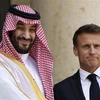 Tổng thống Pháp Emmanuel Macron (phải) và Thái tử Saudi Arabia Mohammed bin Salman tại cuộc gặp ở Paris ngày 16/6/2023. (Ảnh: AFP/TTXVN)