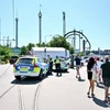 Cảnh sát được triển khai tại hiện trường vụ tàu lượn trật bánh ở công viên giải trí Grona Lund, Thủ đô Stockholm (Thụy Điển) ngày 25/6/2023. (Ảnh: Reuters/TTXVN)