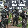 Binh sỹ Honduras gác bên ngoài nhà tù Centro Femenino de Adaptacion Social ở Tamara, sau vụ bạo loạn ngày 20/6/2023. (Ảnh: AFP/TTXVN)