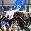Cựu Thủ tướng Hy Lạp, lãnh đạo đảng Dân chủ mới Kyriakos Mitsotakis bên những người ủng hộ sau khi kết quả bầu cử vòng hai được công bố, tại Athens, ngày 25/6/2023. (Ảnh: AFPTTXVN)