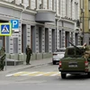 Các tay súng thuộc tập đoàn quân sự tư nhân Wagner gác trên đường phố thành phố Rostov-on-Don, miền Nam Nga ngày 24/6/2023. (Ảnh: AFP/TTXVN)