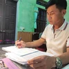 Ông Nguyễn Duy Lam, thí sinh lớn tuổi nhất tại Thái Bình trong Kỳ thi Tốt nghiệp Trung học Phổ thông, tranh thủ ôn tập. (Ảnh: TTXVN phát)