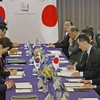 Thủ tướng Nhật Bản Fumio Kishida (phải) và Tổng thống Hàn Quốc Yoon Suk-yeol (thứ hai, trái) tại cuộc gặp bên lề Hội nghị thượng đỉnh G7 ở thành phố Hiroshima (Nhật Bản) ngày 21/5/2023. (Ảnh: Kyodo/TTXVN)