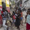 Người dân rời bỏ nhà cửa sau cuộc tấn công của băng nhóm tội phạm tại Port-au-Prince (Haiti). (Ảnh: AFP/TTXVN)