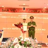 Thượng tá Nguyễn Thành Vĩnh - Tân Giám đốc Trung tâm Dữ liệu Quốc gia về Dân cư (trái) nhận quyết định bổ nhiệm từ Cục trưởng C06 Nguyễn Quốc Hùng. (Nguồn: Lao Động)