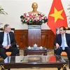 Bộ trưởng Bộ Ngoại giao Bùi Thanh Sơn tiếp Đại sứ Nhà nước Israel tại Việt Nam Yaron Mayer. (Ảnh: TTXVN phát)