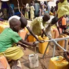 Trẻ em lấy nước tại vòi nước công cộng trong trại tị nạn ở Kidjendi, Đông Nam Niger. (Ảnh: AFP/TTXVN)