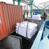 Bốc xếp, vận chuyển gạo xuất khẩu tại Công ty Trách nhiệm Hữu hạn gạo Vinh Phát ở thành phố Long Xuyên (An Giang). (Ảnh: Vũ Sinh/TTXVN)