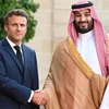 Tại cuộc hội đàm giữa Tổng thống Pháp Emmanuel Macron và Thái tử Saudi Arabia Mohammed bin Salman tại Paris ngày 29/7/2022, hai bên đã nhất trí thúc đẩy hợp tác trong lĩnh vực năng lượng tái tạo. (Ảnh: AFP/TTXVN)