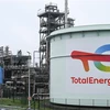 Bể chứa dầu tại cơ sở lọc dầu của Công ty năng lượng Total Energies ở Mardyck, miền Bắc Pháp. (Ảnh: AFP/TTXVN)