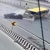 Chiếc xe buýt trường học gặp nạn khi đi sai chiều và va chạm đối đầu với xe hơi trên cao tốc gần thành phố Delhi. (Nguồn: The Hindustan Times/Ảnh chụp màn hình)