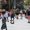 Người dân di chuyển trên đường phố dưới trời nắng nóng tại Las Vegas, Nevada (Mỹ), ngày 14/7/2023. (Ảnh: AFP/TTXVN)