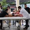Những người bị thương được đưa về Bệnh viện Đa khoa tỉnh Khánh Hòa để điều trị. (Ảnh: Phan Sáu/TTXVN)
