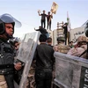 Cảnh sát chống bạo động Iraq giải tán đám đông biểu tình bên ngoài Đại sứ quán Thụy Điển tại Thủ đô Baghdad, ngày 20/7/2023. (Ảnh: AFP/TTXVN)