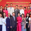 Chủ tịch nước Võ Văn Thưởng và Phu nhân cùng đại diện cộng đồng người Việt Nam tại Áo và châu Âu. (Ảnh: Thống Nhất/TTXVN)