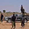 Lực lượng an ninh Nigeria gác tại hiện trường một vụ tấn công ở ngoại ô Maiduguri. (Ảnh: AFP/TTXVN)