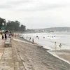 Bãi biển Đồi Dương, thành phố Phan Thiết có sóng lớn vào chiều ngày 27/7. (Ảnh: Nguyễn Thanh/TTXVN)