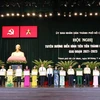 Trao Bằng khen của Ủy ban Nhân dân Thành phố Hồ Chí Minh cho các tập thể xuất sắc. (Ảnh: Tiến Lực/TTXVN)