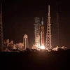 Tên lửa SLS mang theo tàu vũ trụ thám hiểm Mặt Trăng Orion trong sứ mệnh Artemis 1 rời bệ phóng tại Trung tâm Vũ trụ Kennedy, bang Florida (Mỹ) ngày 16/11/2022. (Ảnh: THX/TTXVN)