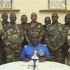 Đại tá Amadou Abdramane (ngồi) - Người Phát ngôn của Hội đồng Quốc gia Bảo vệ Tổ quốc (CNSP) tại Niger, tuyên bố đảo chính trên truyền hình quốc gia ngày 26/7. (Ảnh: AFP/TTXVN)