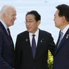 Tổng thống Mỹ Joe Biden (trái), Thủ tướng Nhật Bản Fumio Kishida (giữa) và Tổng thống Hàn Quốc Yoon Suk-yeol tại cuộc gặp bên lề Hội nghị Thượng đỉnh G7 ở Hiroshima (Nhật Bản) ngày 21/5/2023. (Ảnh: Kyodo/TTXVN)