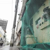 Cửa một nhà hàng được che chắn bằng lưới nhằm ứng phó với bão Mawar tại Miyakojima, tỉnh Okinawa (Nhật Bản) hồi tháng Sáu. (Ảnh: Kyodo/TTXVN)