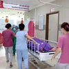 Nhân viên y tế khoa sản nhi tại Bệnh viện Quốc tế Phương Châu Sóc Trăng cấp cứu bệnh nhân. (Ảnh: Trung Hiếu/TTXVN)